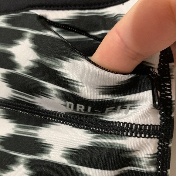 Nike Dri-Fit black and white style 645610-011 cropped leggings w/ zipper pocket - Picture 10 of 13